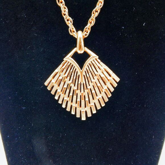 Crown Trifari Pendant Fan Gold Tone Necklace Chain Dual Texture Art Deco - Picture 2 of 8